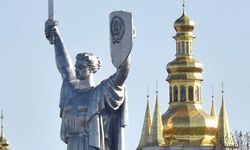 Kiev'de Vatan Ana heykeline Ukrayna arması yerleştirildi