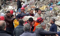 Deprem sonrası kayıtlara “ölü” olarak geçen kadın yaşadığını ispat etmeye çalışıyor
