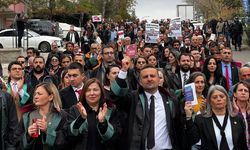 TBB'nin çağrısıyla bir araya gelen avukatlar Yargıtay'a yürüyor