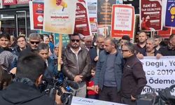 TOKİ mağdurları AKP İlçe Başkanlığı önünde: 'Mağdurlar burada Murat Kurum nerede?'