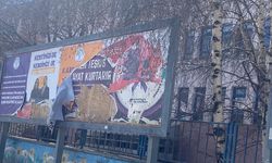 Kars’ta DEM Parti afişlerine saldırı: Kentimizi ve kendimizi birlikte yönetme idealinden bir adım geri atmayacağız