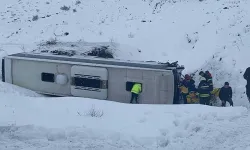 Erzincan'da yolcu otobüsü şarampole devrildi