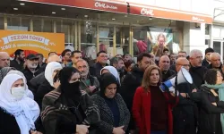 DEM Parti'nin çağrısının ardından halk Akdeniz Belediyesi'nin önünde toplandı