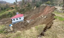 Binayı heyelan vurdu! Yıkılmadı, sürüklendi!