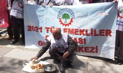 Emekliler, TÜİK önünde enflasyon verilerini protesto etti