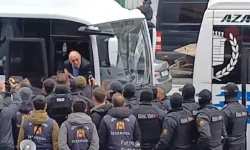 Mahmut Tanal ablukaya alınınca gözaltı aracına çıktı