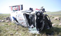 Kars'ta ambulans şarampole devrildi: 4 sağlıkçı çalışanı yaralandı