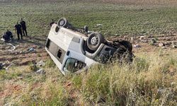 Konya'da tarım işçilerini taşıyan minibüs devrildi: 15 kişi yaralandı