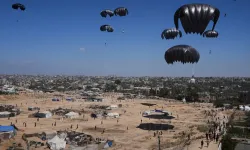 Uçaklar Gazze Şeridi'ne insani yardım malzemesi bıraktı