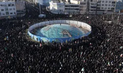 Hamaney’in ölümünün ardından İran sokaklara döküldü