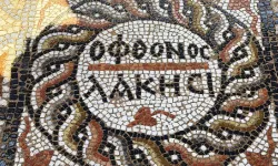 3 bin yıllık antik kentte "kıskanan çatlasın" yazılı mozaik bulundu!