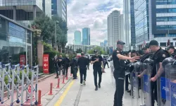 Kılıçdaroğlu destekçileri kapıya dayandı, polis biber gazıyla CHP Genel Merkezine girdi