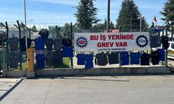 P&G işçilerinden dikkat çeken grev eylemi: İş kıyafetlerini tel örgülere astılar
