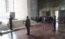 Yeni Parti Genel Başkanı Özgür Özel'den Anıtkabir ziyareti: Anıtkabir Özel Defteri'ni imzaladı