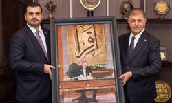Cemil Tugay, AKP heyetiyle buluştu: Erdoğan fotoğraflı tablo hediye edildi