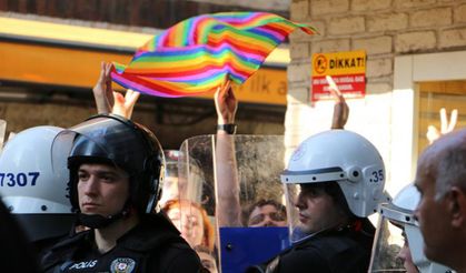 11. İzmir LGBTİ+ Onur Yürüyüşü’ne polis müdahale etti: Çok sayıda gözaltı var