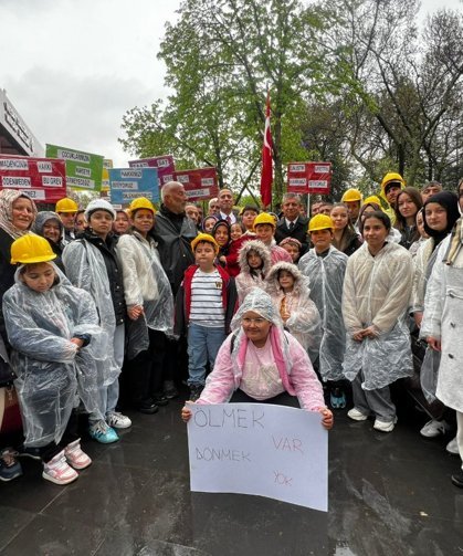 Doruk Madencilik işçileri Yıldızlar SSS Holding önünden seslendi: 'Zalim patron bizi duysun diye buradayız'