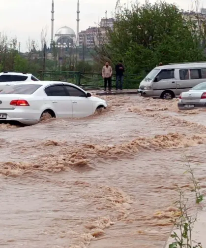 Hatay ve Osmaniye’de sağanak alarmı: Evleri ve iş yerlerini su bastı