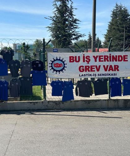 P&G işçilerinden dikkat çeken grev eylemi: İş kıyafetlerini tel örgülere astılar