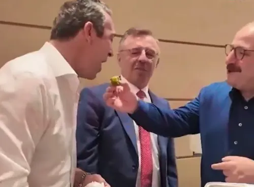 Ali Koç, AKP'li Varank'ın elinden baklava yedi