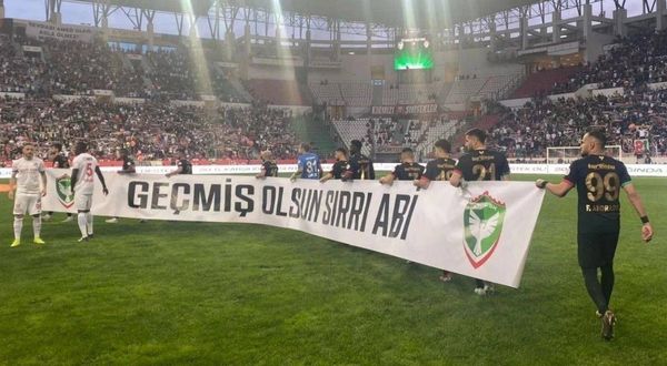 Amedspor'dan Sırrı Süreyya Önder pankartı