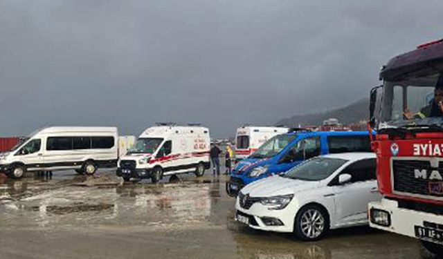 Dalgalar, askerlerin konakladığı konteynerleri sürükledi