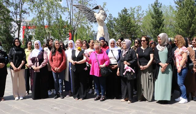 'Namaz kılıyoruz' diye kaldırılmıştı | DEM AKP'li başkanın kaldırdığı kadın heykelini yeniden dikti