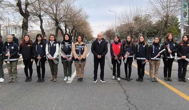 Diyarbakır Emniyet Müdürü'nden DEM Parti'nin 8 Mart mitingine katılan kadınlara karanfil