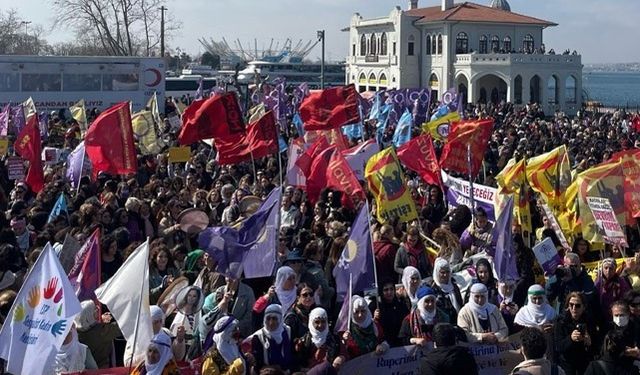 Kadınlardan Kadıköy'de '8 Mart' eylemi: 'Eşit özgür yaşayacağız'