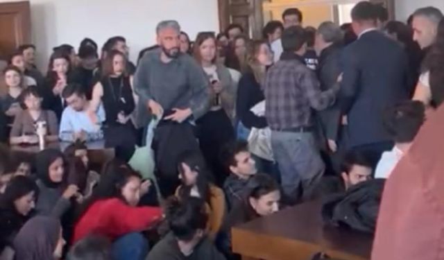 İTÜ Mimarlık Fakültesinde, diploma iptalinde imzası olan bölüm başkanını protesto
