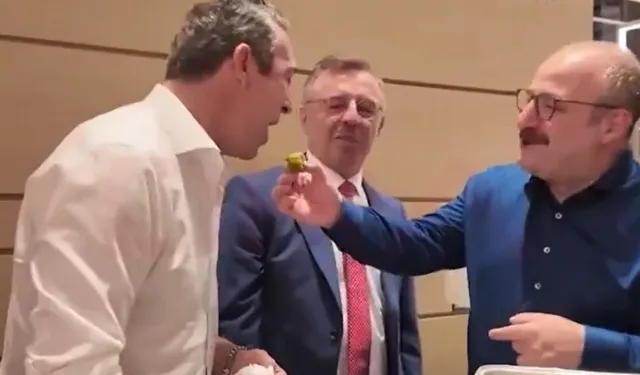 Ali Koç, AKP'li Varank'ın elinden baklava yedi