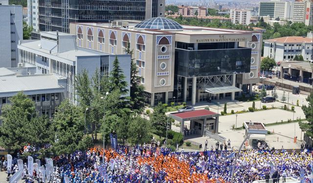Türk-İş Maliye Bakanlığı önüne yürüdü: Bakanlık önüne tabut, Bakan Şimşek'e istifa çağrısı