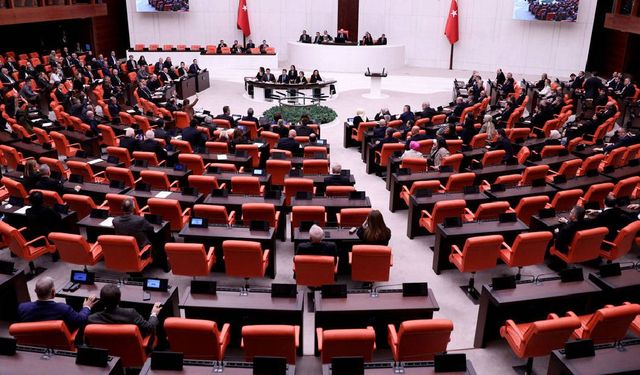 TBMM'de 'laf atma' arbedesi: AKP'li vekil CHP sıralarına yürüdü