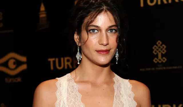 Berrak Tüzünataç kimdir?