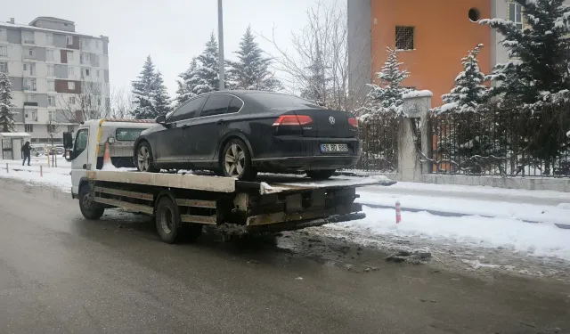 Van İpekyolu Belediyesi Eşbaşkanı Uzunay’ın resmi makam aracına el konuldu