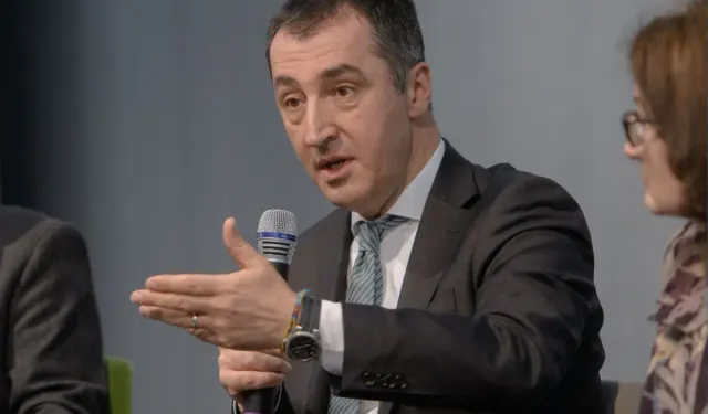 Cem Özdemir Almanya'da eyalet başbakanlığı seçimini kazandı