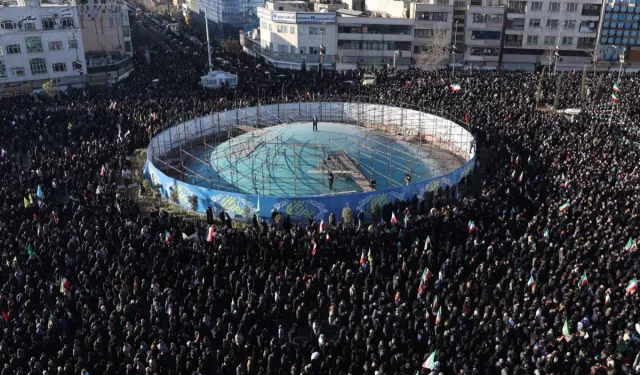 Hamaney’in ölümünün ardından İran sokaklara döküldü