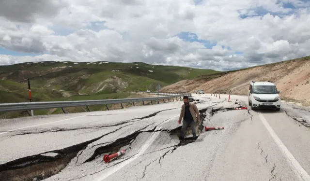 Ahlat-Malazgirt yolu çöktü: Gözler ihaleyi alan şirkete çevrildi