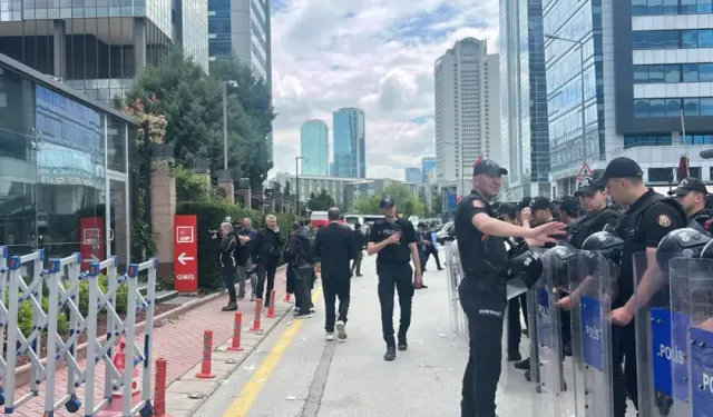 Kılıçdaroğlu destekçileri kapıya dayandı, polis biber gazıyla CHP Genel Merkezine girdi