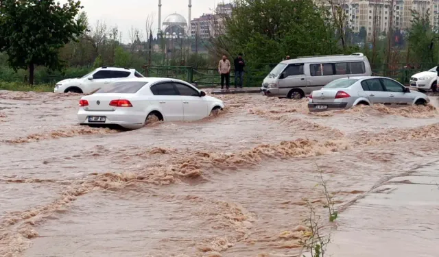 Hatay ve Osmaniye’de sağanak alarmı: Evleri ve iş yerlerini su bastı