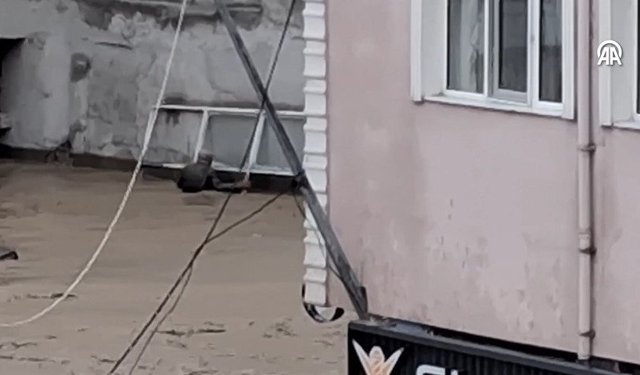 Samsun’da sel: Dere taştı, cadde ve sokaklar sular altında kaldı
