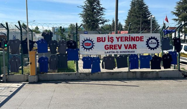 P&G işçilerinden dikkat çeken grev eylemi: İş kıyafetlerini tel örgülere astılar