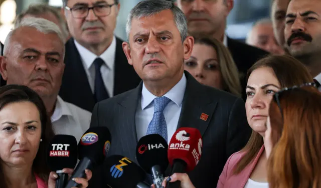 Özgür Özel'den 'demokrasi nöbeti' çağrısı: 'Tüm partililerimizi il başkanlıklarımıza davet ediyorum'