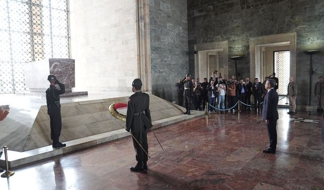 Yeni Parti Genel Başkanı Özgür Özel'den Anıtkabir ziyareti: Anıtkabir Özel Defteri'ni imzaladı