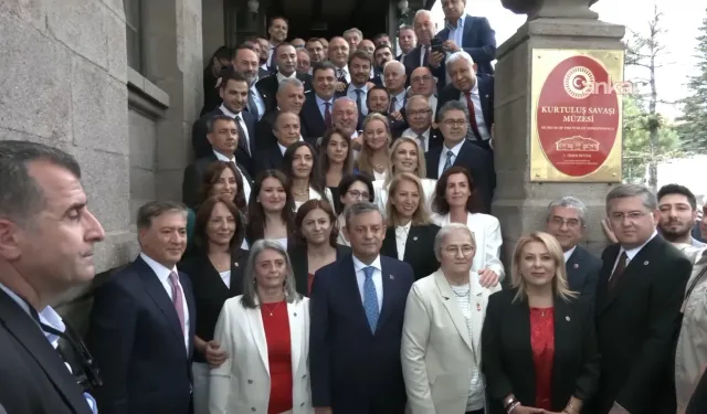 Özgür Özel, Hacı Bayram'da namaz kılıp Birinci Meclis'e yürüdü: Yeni Parti ilk seçime kadar ana muhalefet olacak