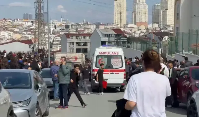 Esenyurt'ta lisede bıçaklı kavga: 2 yaralı
