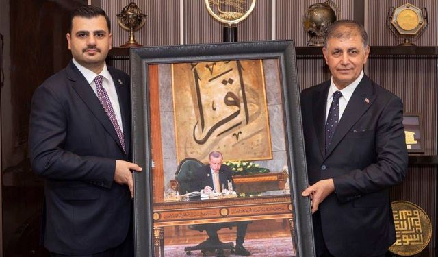 Cemil Tugay, AKP heyetiyle buluştu: Erdoğan fotoğraflı tablo hediye edildi