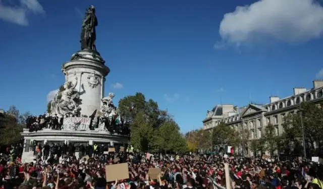 Fransa genelinde protestolar başladı: Paris'te onlarca gözaltı
