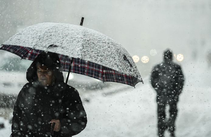 Türkiye beyaza büründü: İç kesimlerde kar, batıda fırtına!