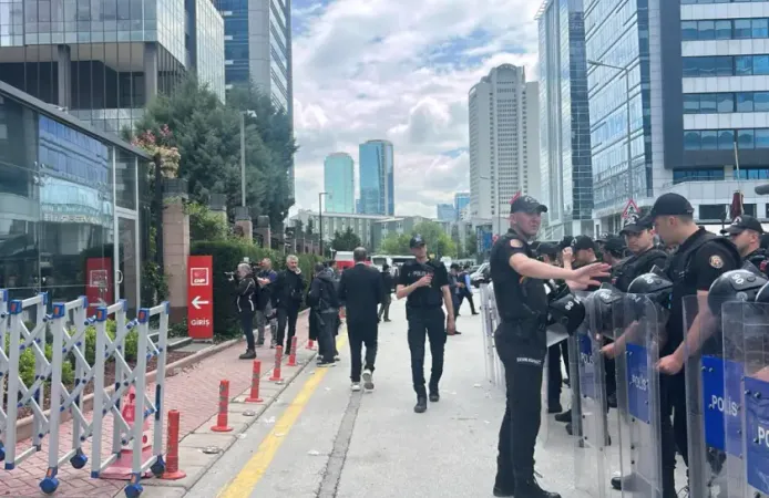 Kılıçdaroğlu destekçileri kapıya dayandı, polis biber gazıyla CHP Genel Merkezine girdi